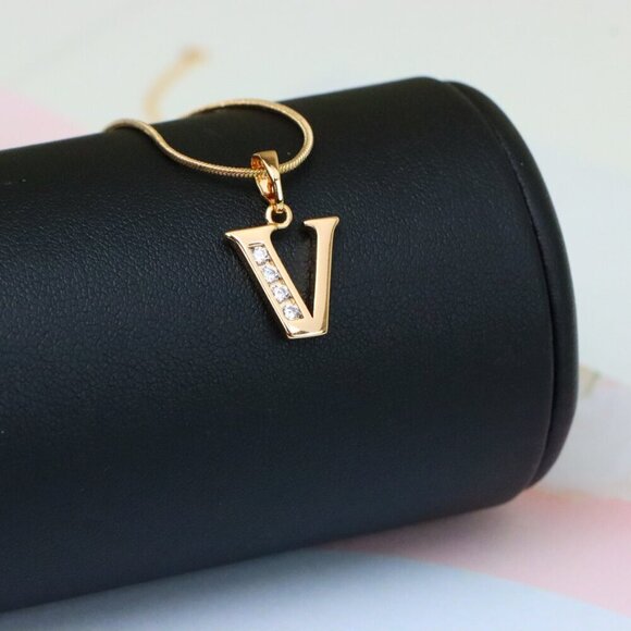 "Rose Gold Letter V Pendant with Sparkling Crystals – Chic Jewelry, XPPT1371 - Picture 4 of 13